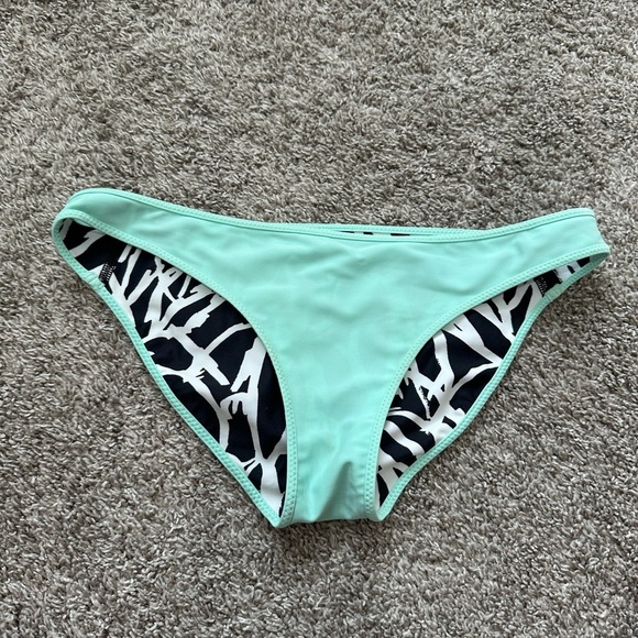 Lululemon Athletica Black and White Bikini Bottom - Picture 2 of 4